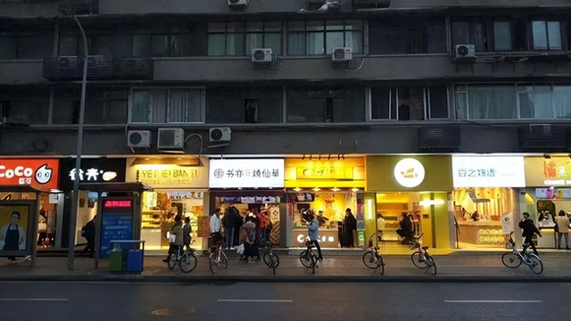 年轻人创业的陷阱与挑战：揭秘咖啡店、奶茶店、猫咖、网红餐厅、花店